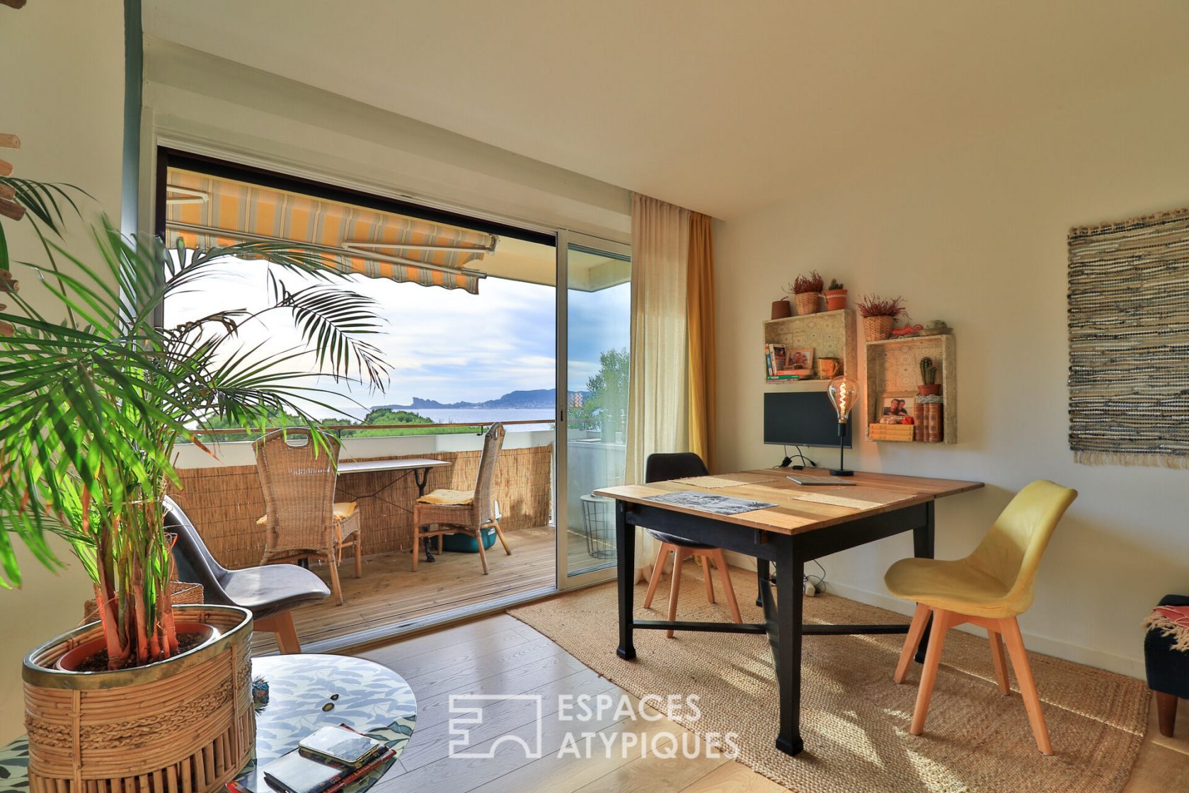 Apartment with sea view and large exterior