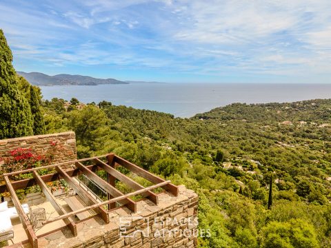 Villa Gaou-Bénat, real balcony overlooking the sea and the islands. Bormes mimosas