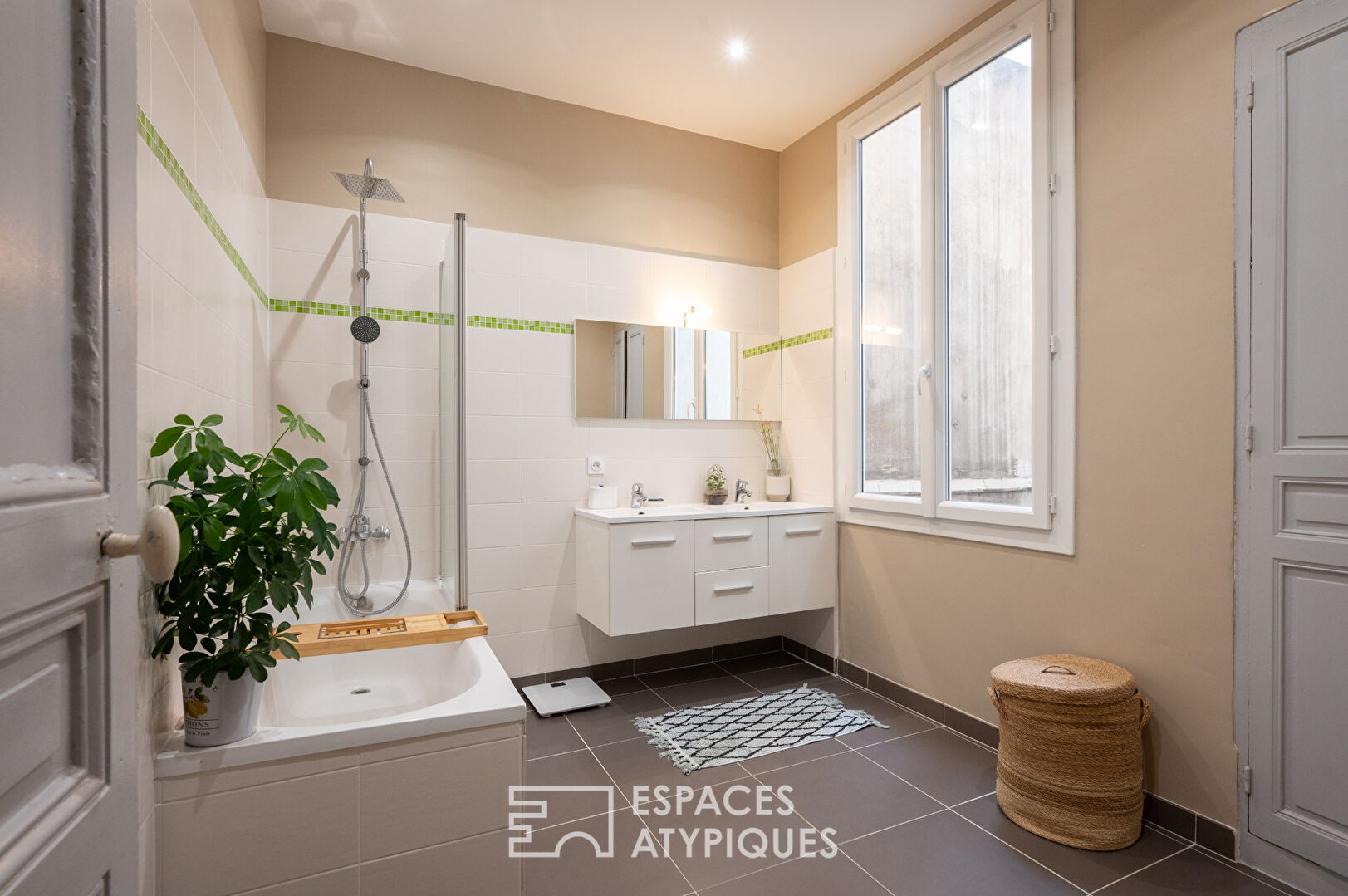 Haussmannian chic and bohemian in the upper city