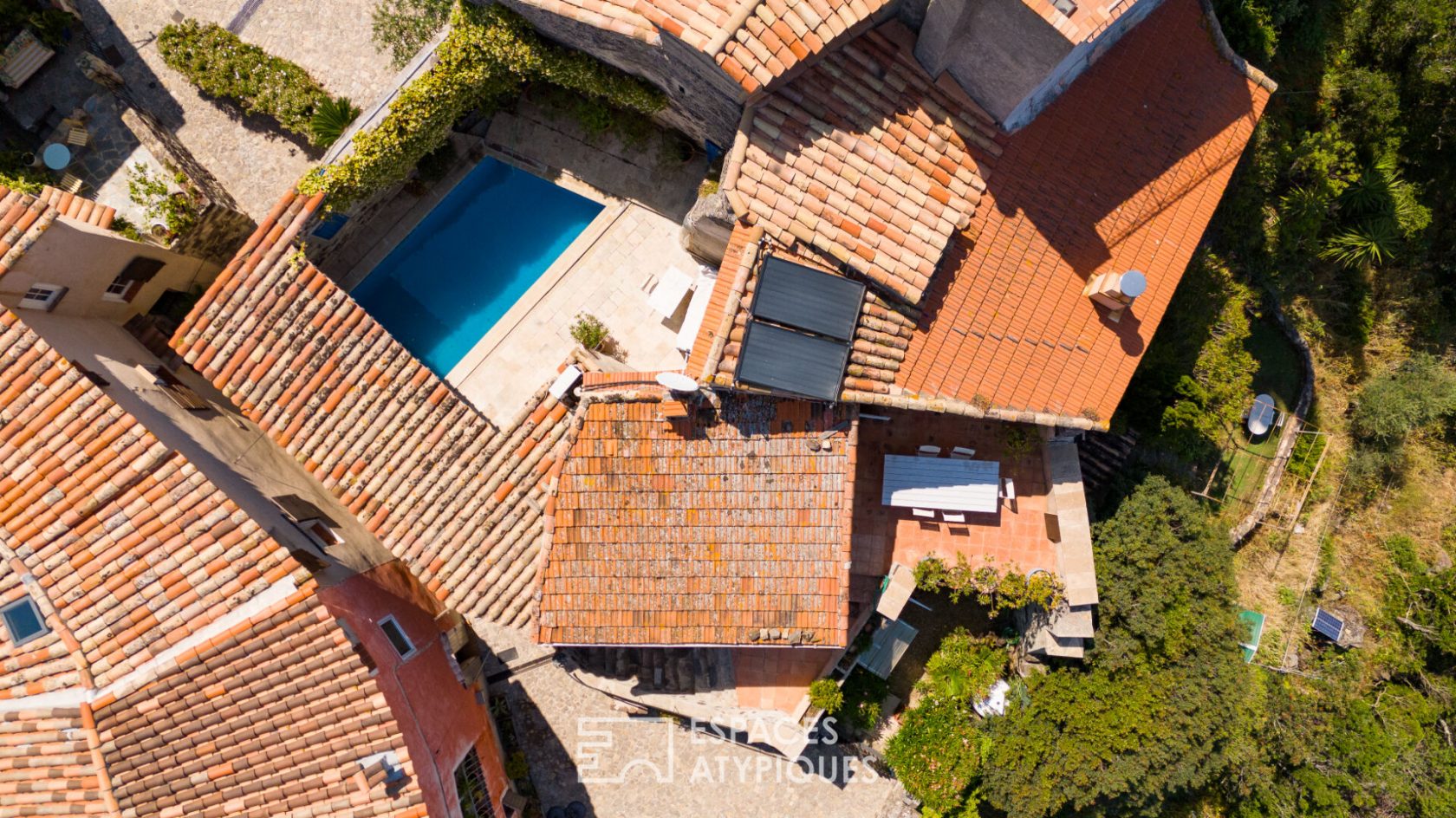 Maison de caractère avec piscine au coeur d’un village médiéval panoramique