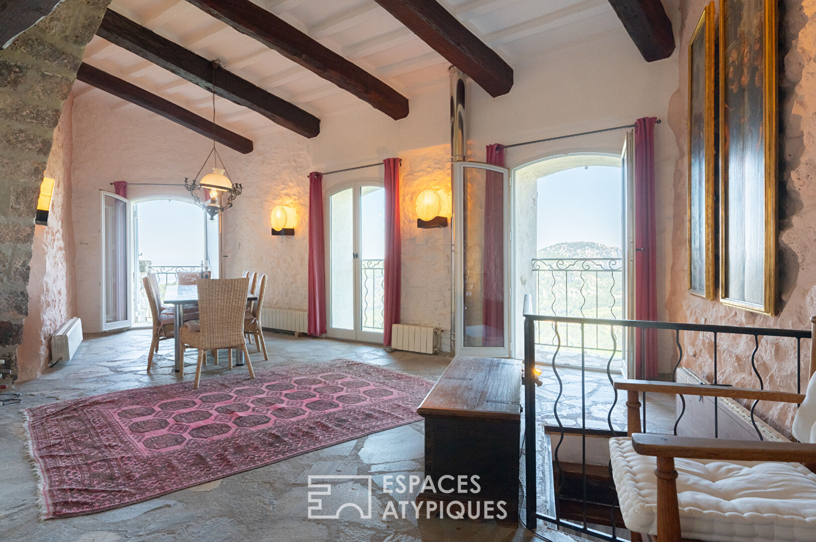 Maison de caractère avec piscine au coeur d’un village médiéval panoramique