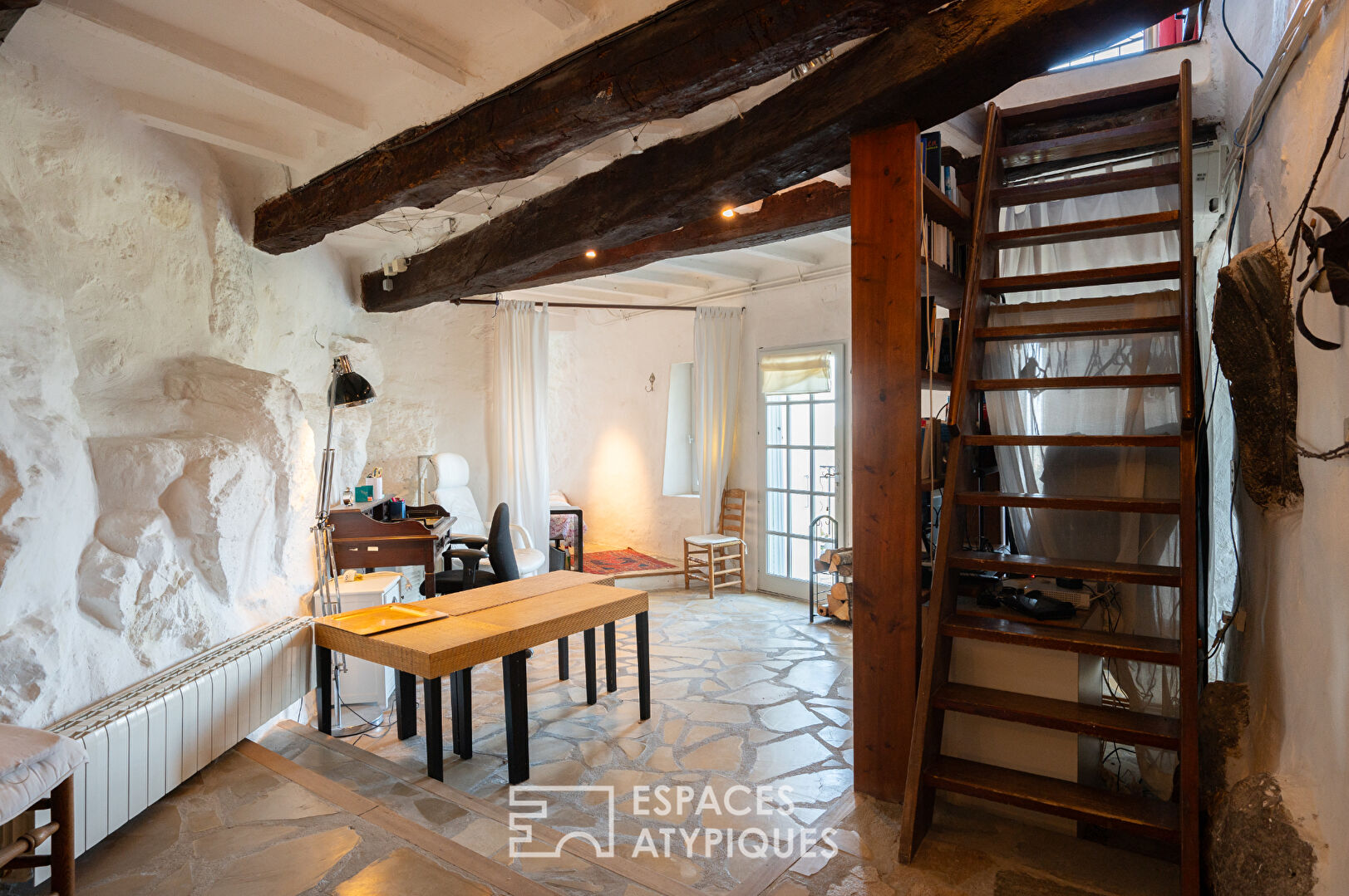 Maison de caractère avec piscine au coeur d’un village médiéval panoramique
