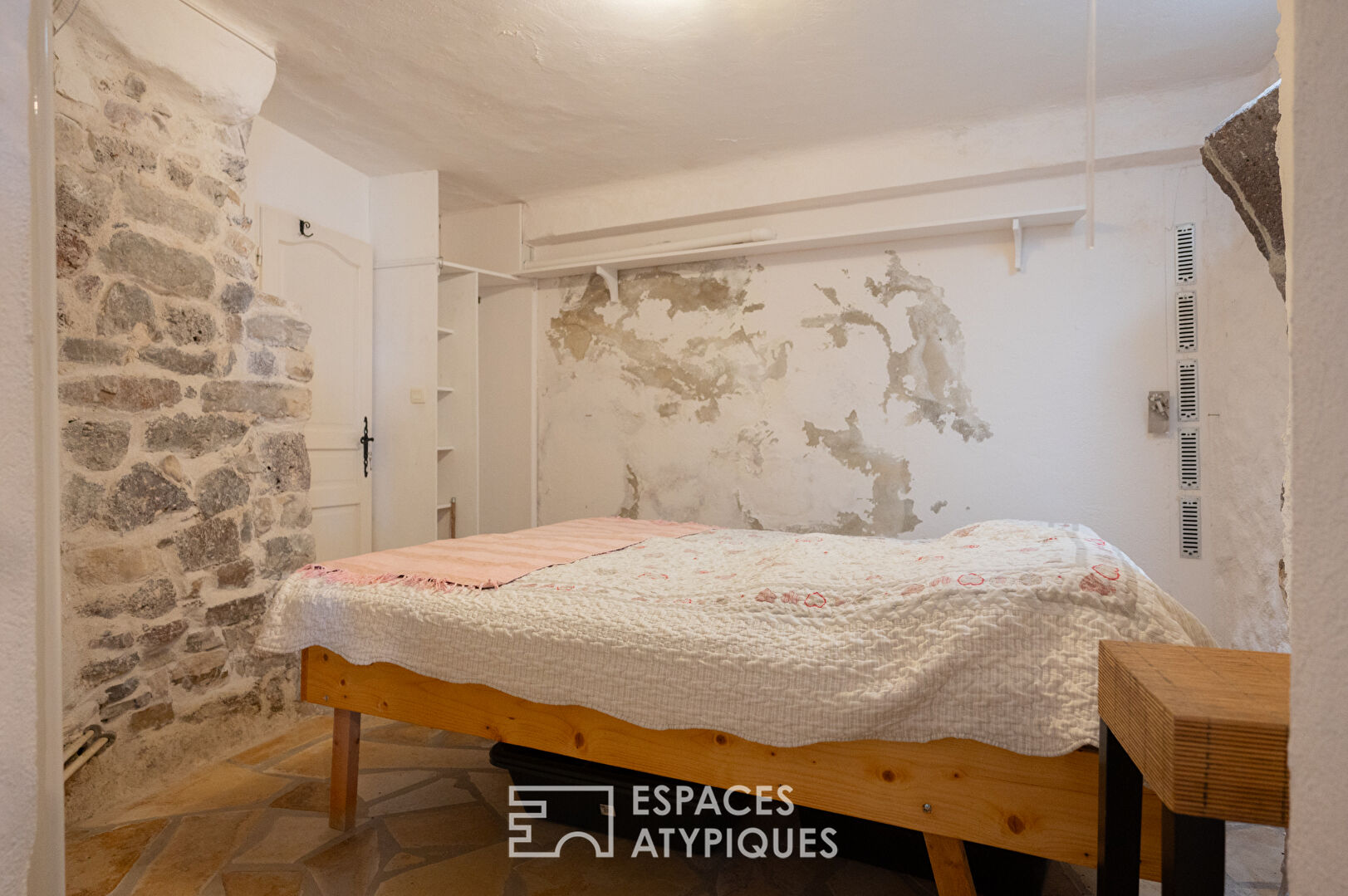 Maison de caractère avec piscine au coeur d’un village médiéval panoramique