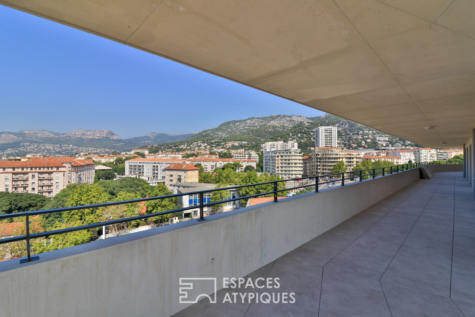 Appartement contemporain hors norme avec une énorme terrasse filante