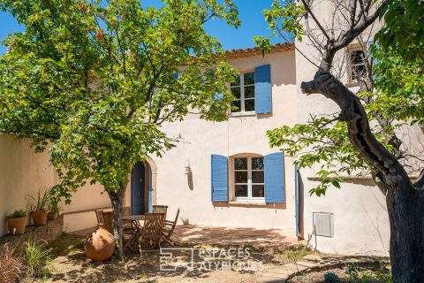 Character house from the 16th century with swimming pool on the heights of Sanary