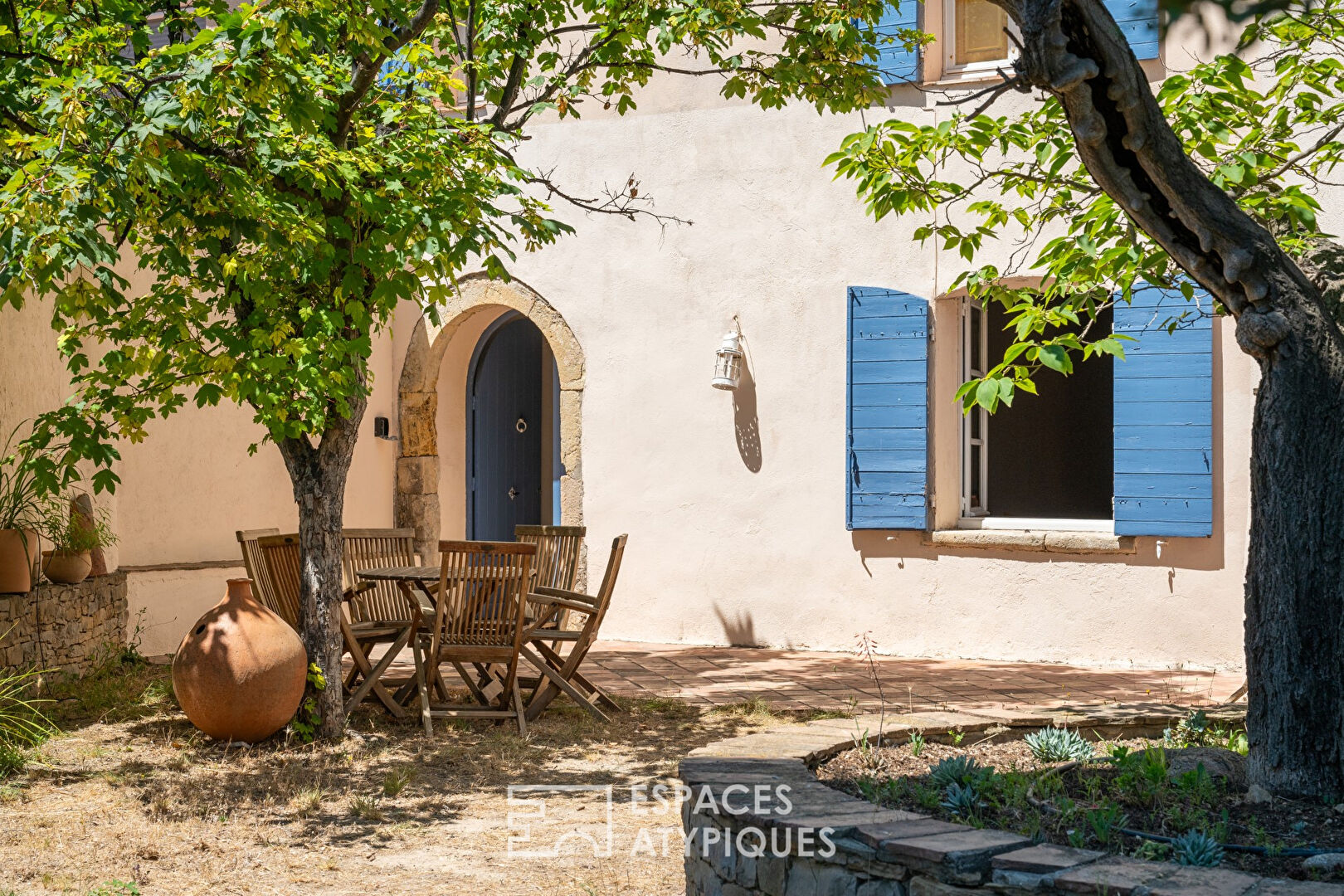 Character house from the 16th century with swimming pool on the heights of Sanary