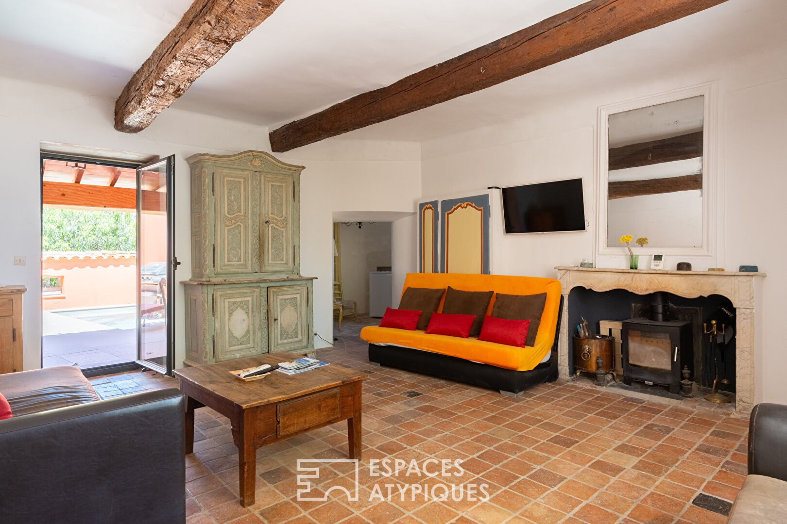 Character house from the 16th century with swimming pool on the heights of Sanary