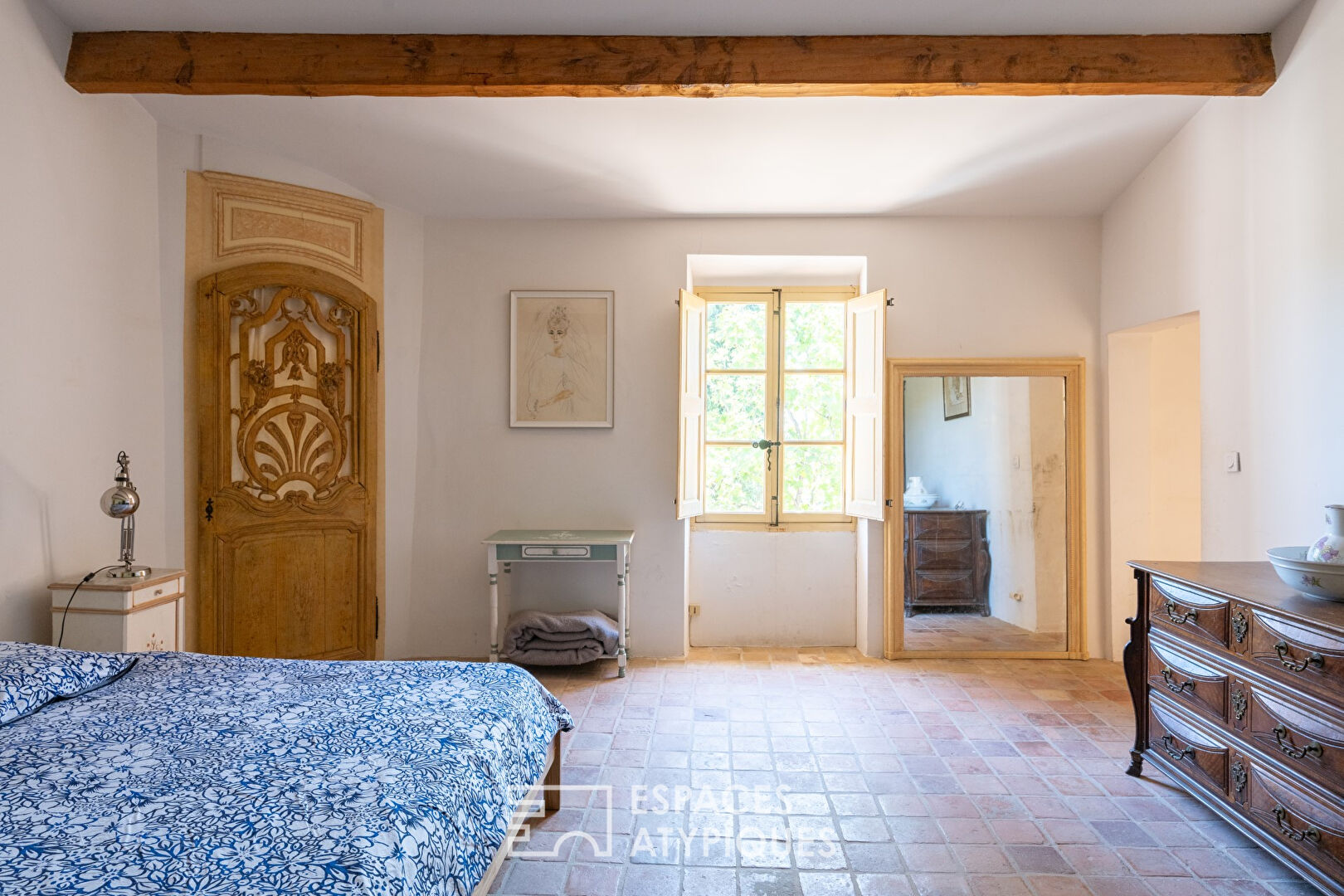 Character house from the 16th century with swimming pool on the heights of Sanary