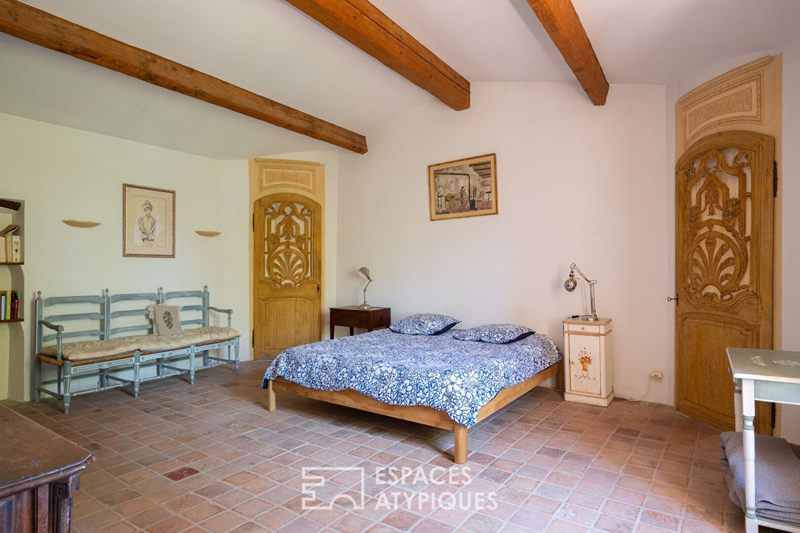 Character house from the 16th century with swimming pool on the heights of Sanary