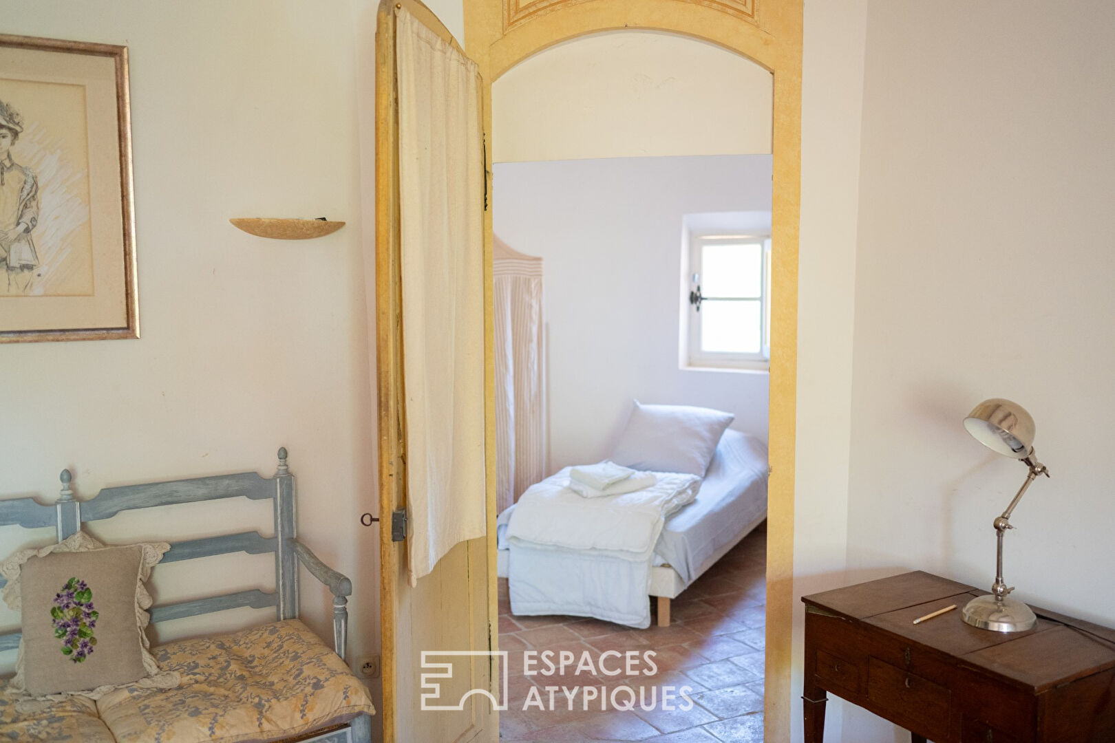 Character house from the 16th century with swimming pool on the heights of Sanary