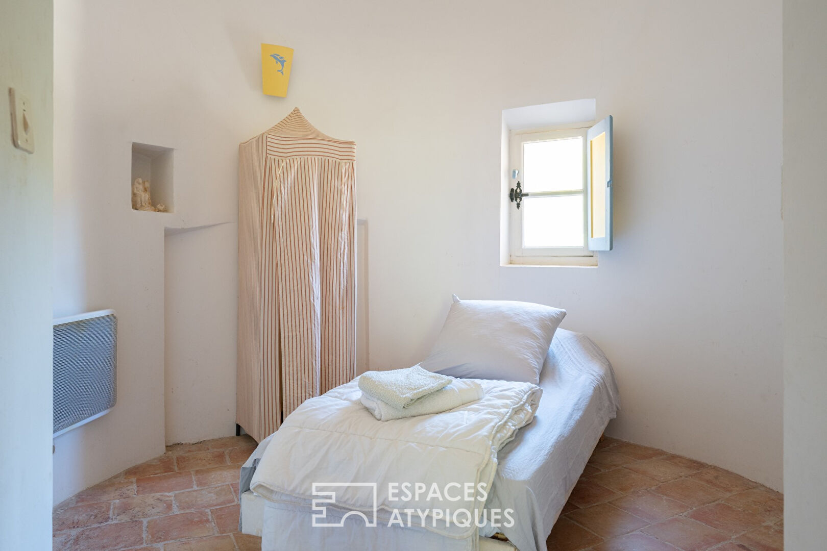 Character house from the 16th century with swimming pool on the heights of Sanary