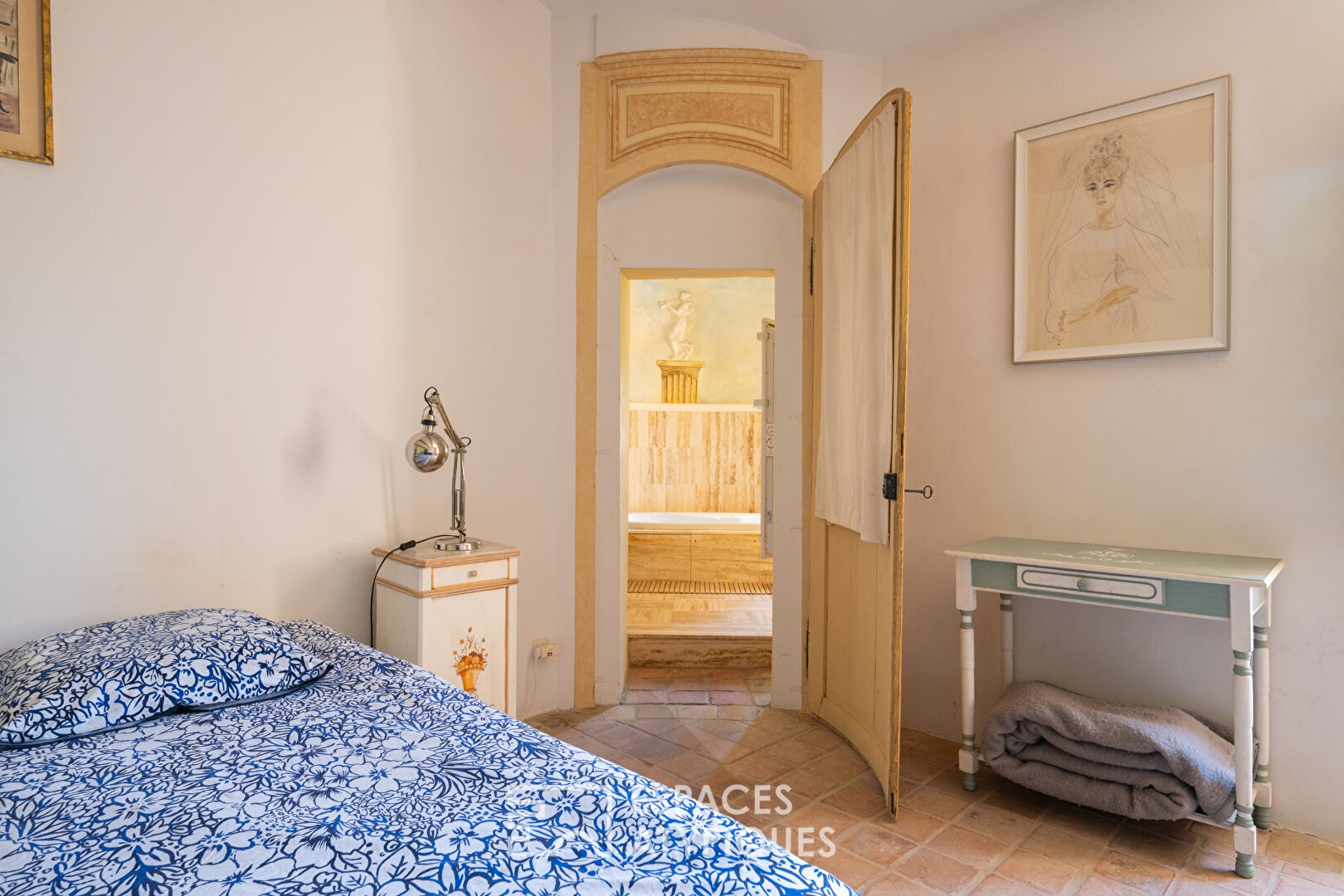 Character house from the 16th century with swimming pool on the heights of Sanary