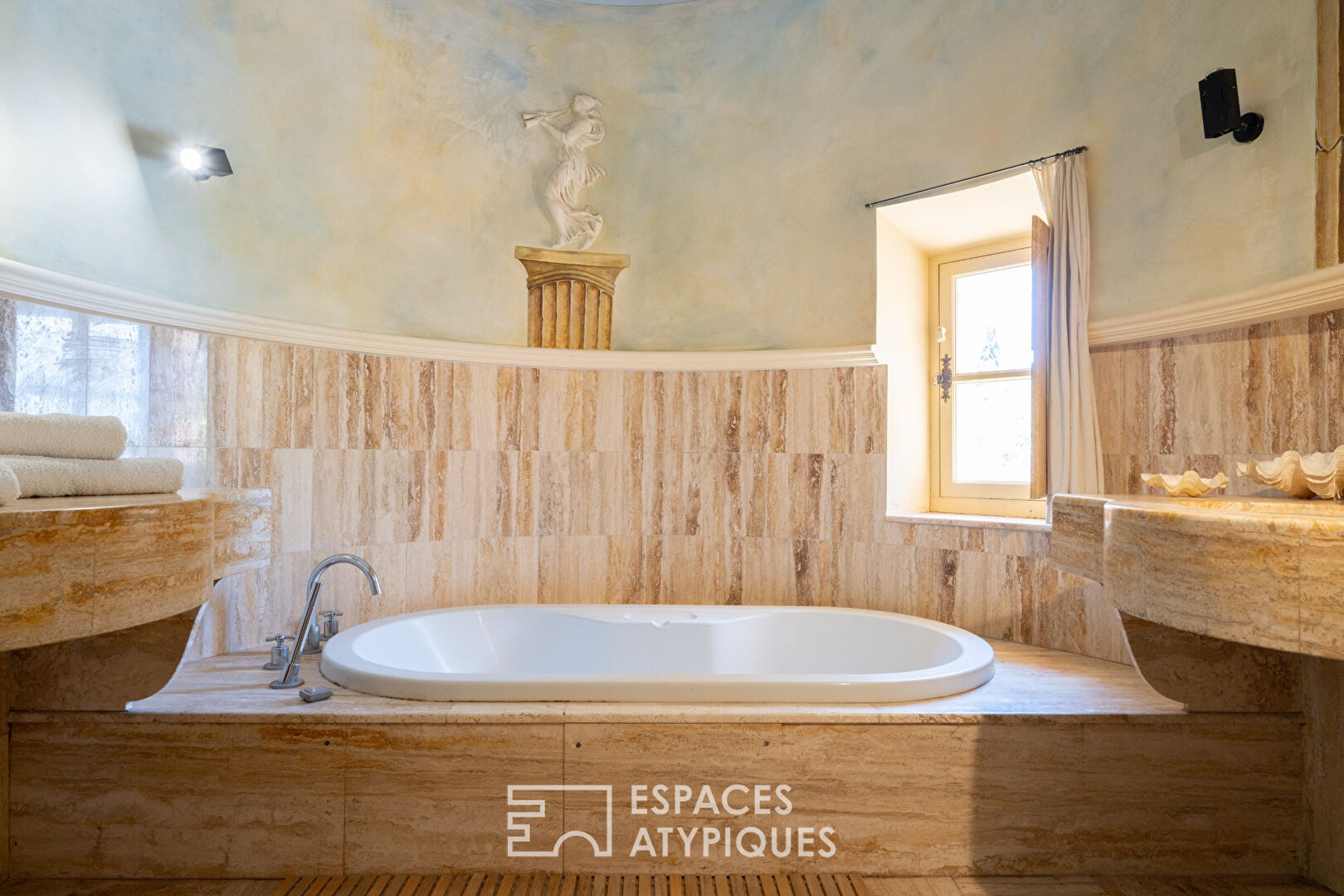 Character house from the 16th century with swimming pool on the heights of Sanary