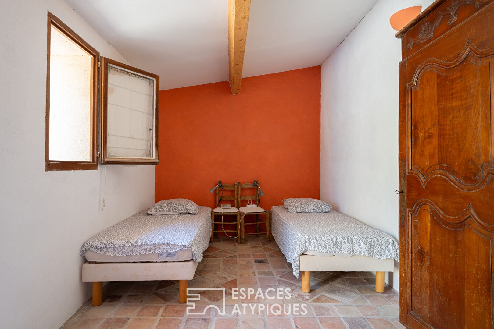 Character house from the 16th century with swimming pool on the heights of Sanary