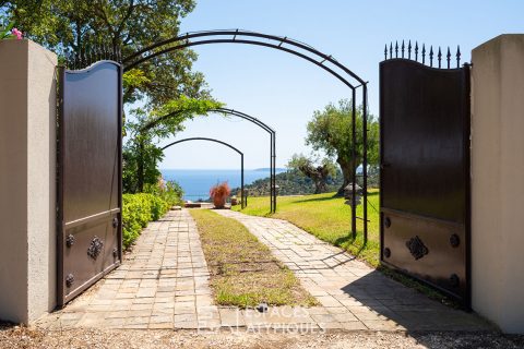 Architect’s villa in Gaou-Bénat with sea view over the bay