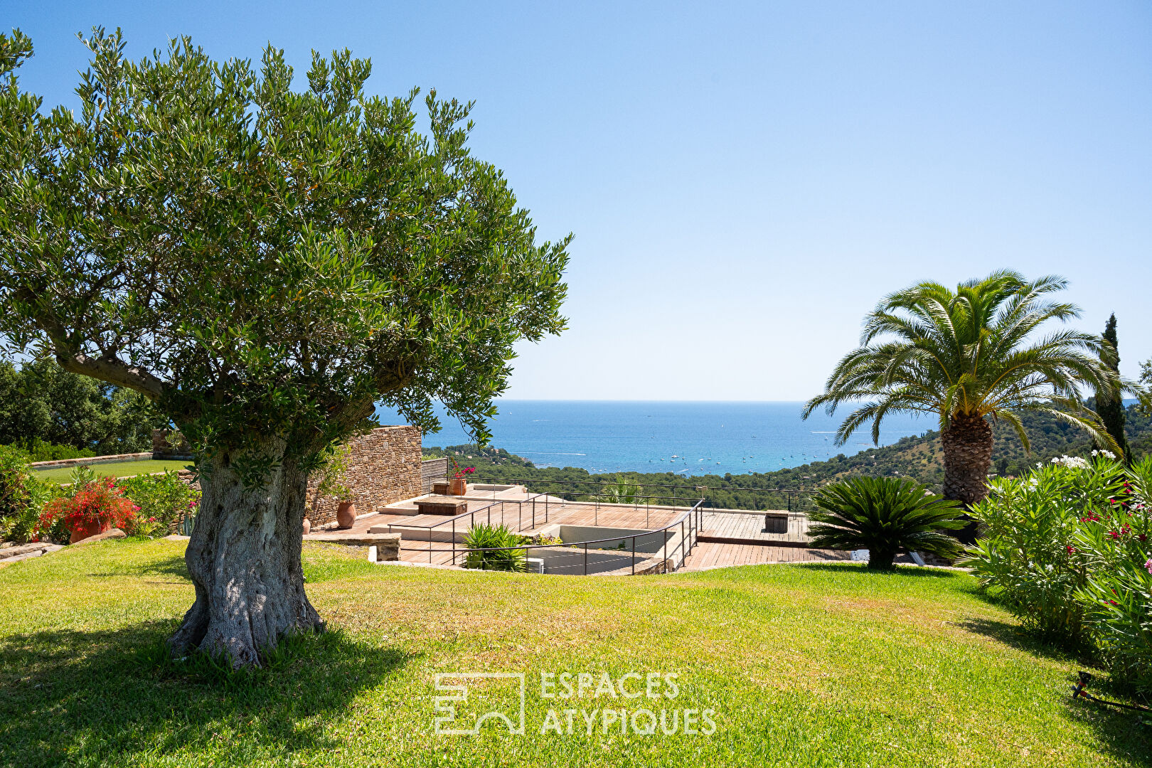 Architect’s villa in Gaou-Bénat with sea view over the bay