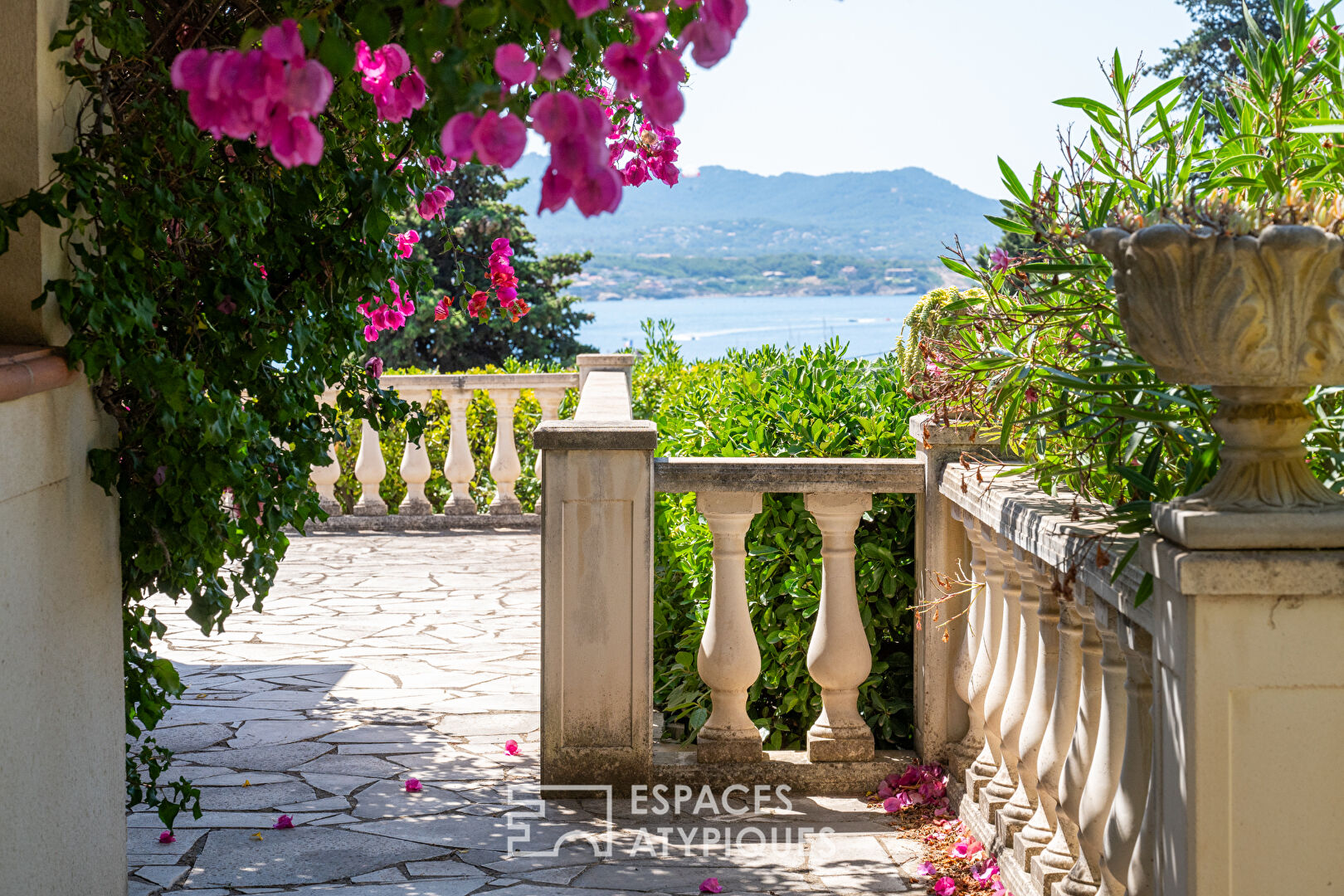 Provençal villa with sea view and access on foot to the village of Sanary