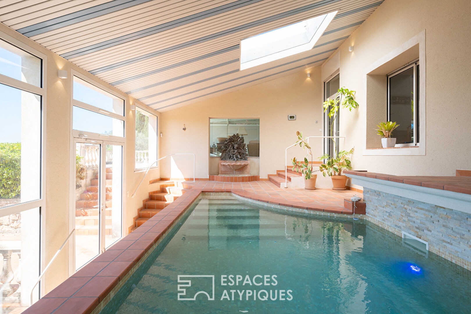 Provençal villa with sea view and access on foot to the village of Sanary