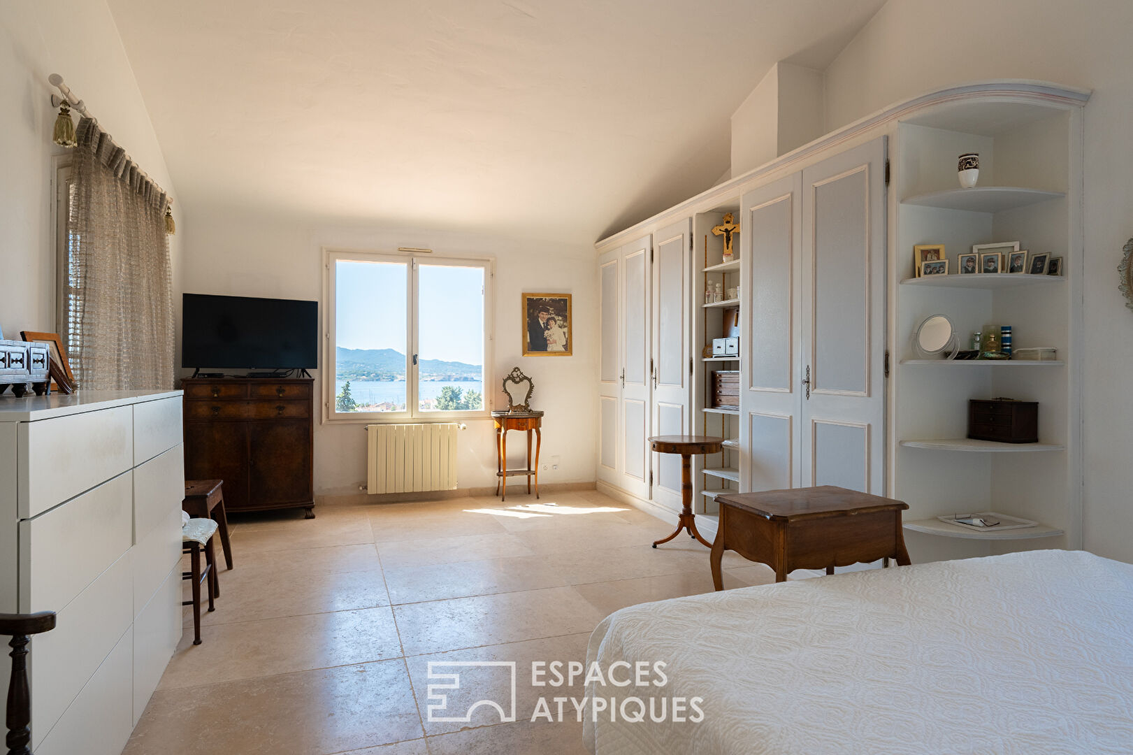 Provençal villa with sea view and access on foot to the village of Sanary