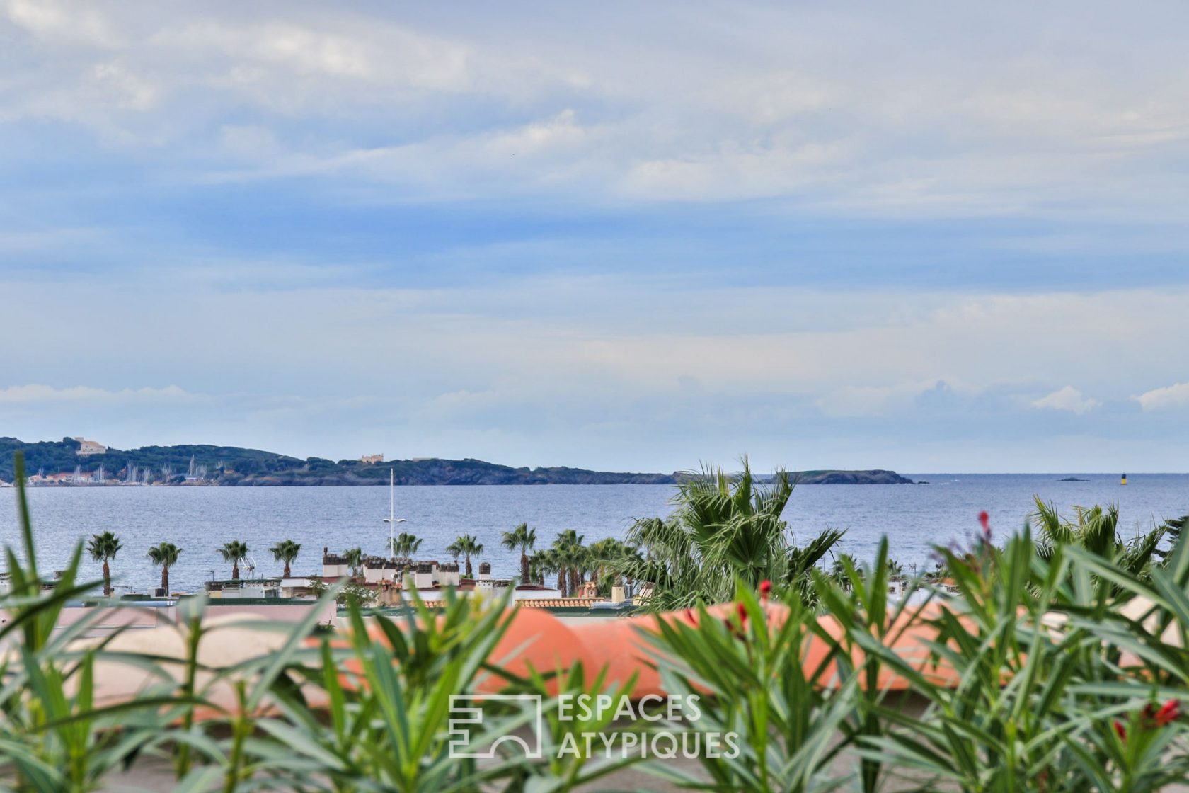 Contemporary apartment on the top floor with Tropezian terrace with sea view