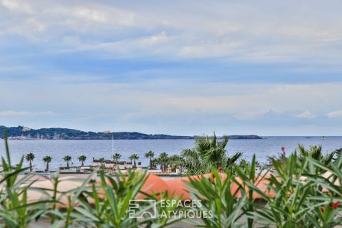 Contemporary apartment on the top floor with Tropezian terrace with sea view