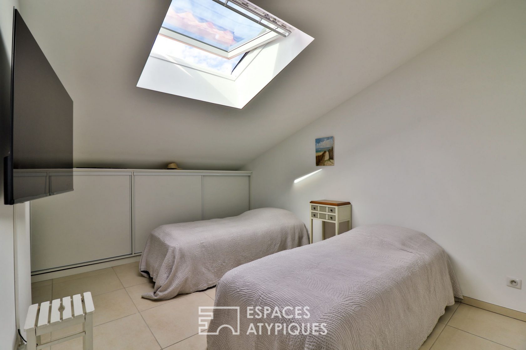Contemporary apartment on the top floor with Tropezian terrace with sea view