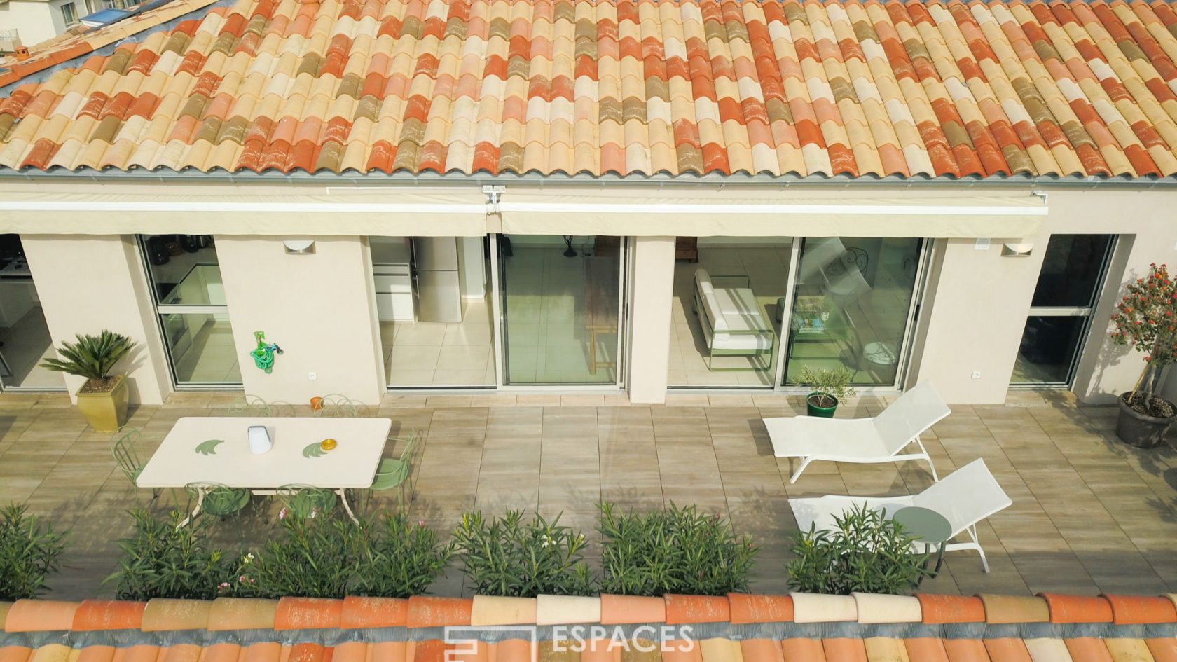 Contemporary apartment on the top floor with Tropezian terrace with sea view