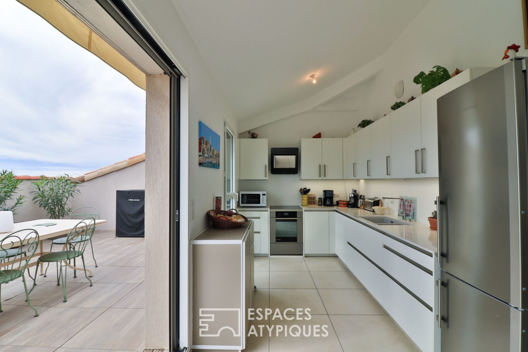 Contemporary apartment on the top floor with Tropezian terrace with sea view