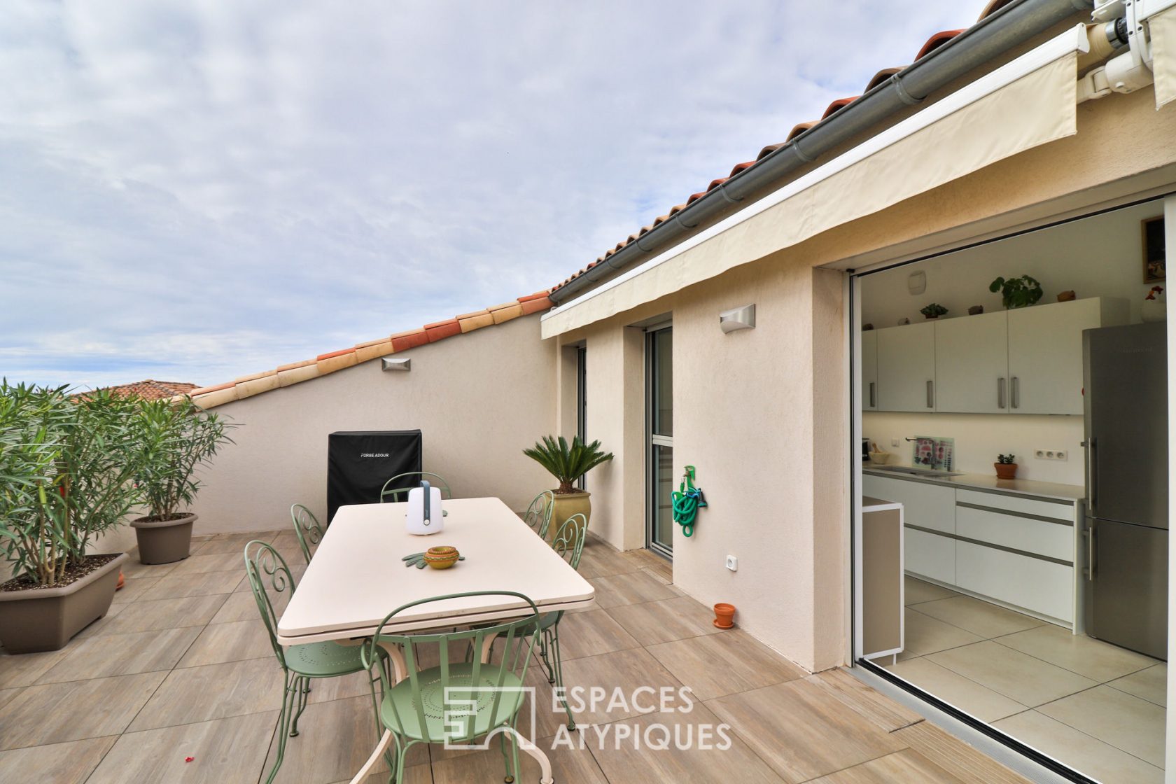 Contemporary apartment on the top floor with Tropezian terrace with sea view