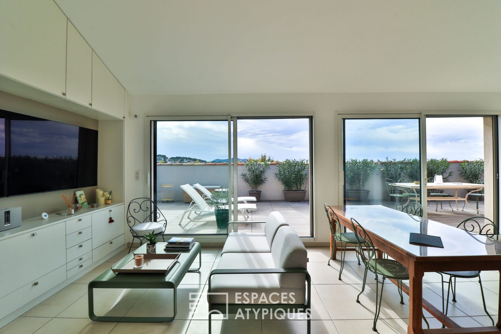 Contemporary apartment on the top floor with Tropezian terrace with sea view