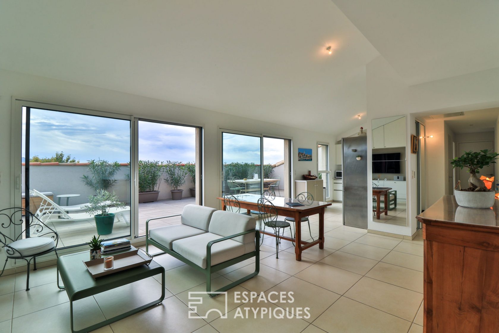 Contemporary apartment on the top floor with Tropezian terrace with sea view
