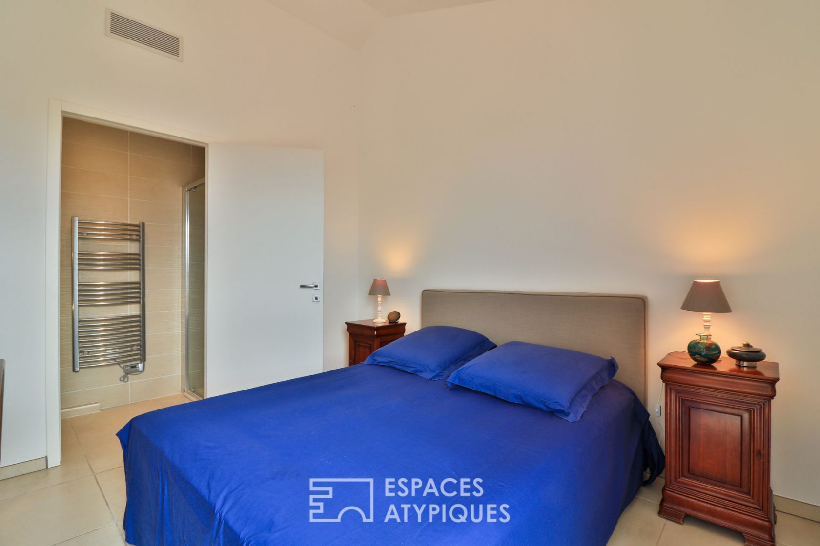 Contemporary apartment on the top floor with Tropezian terrace with sea view
