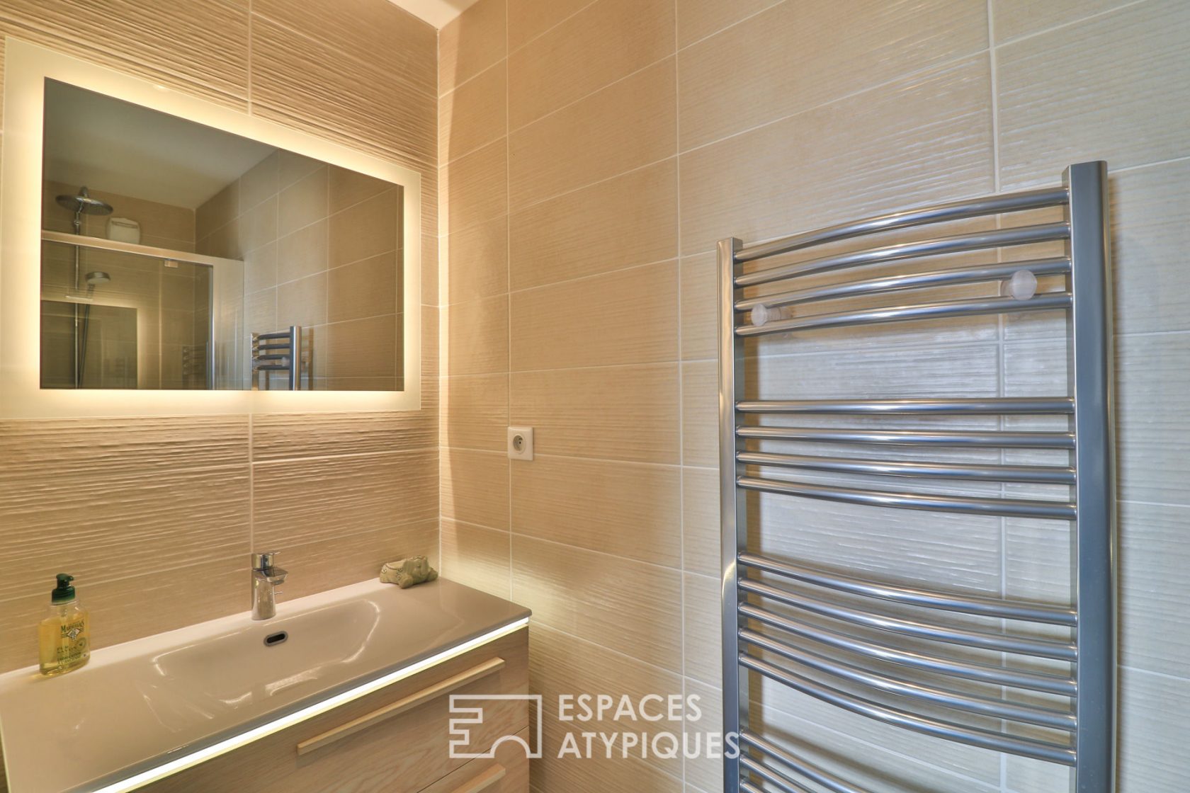 Contemporary apartment on the top floor with Tropezian terrace with sea view