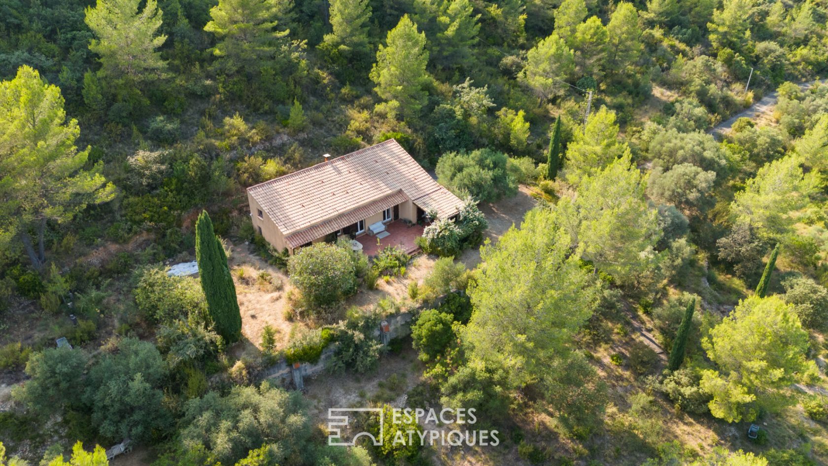 Country house with 4.6 hectare park and swimming pool