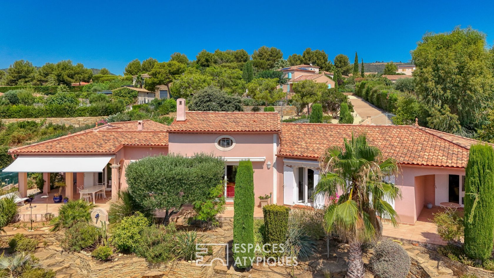 Villa régionale de plain-pied avec piscine