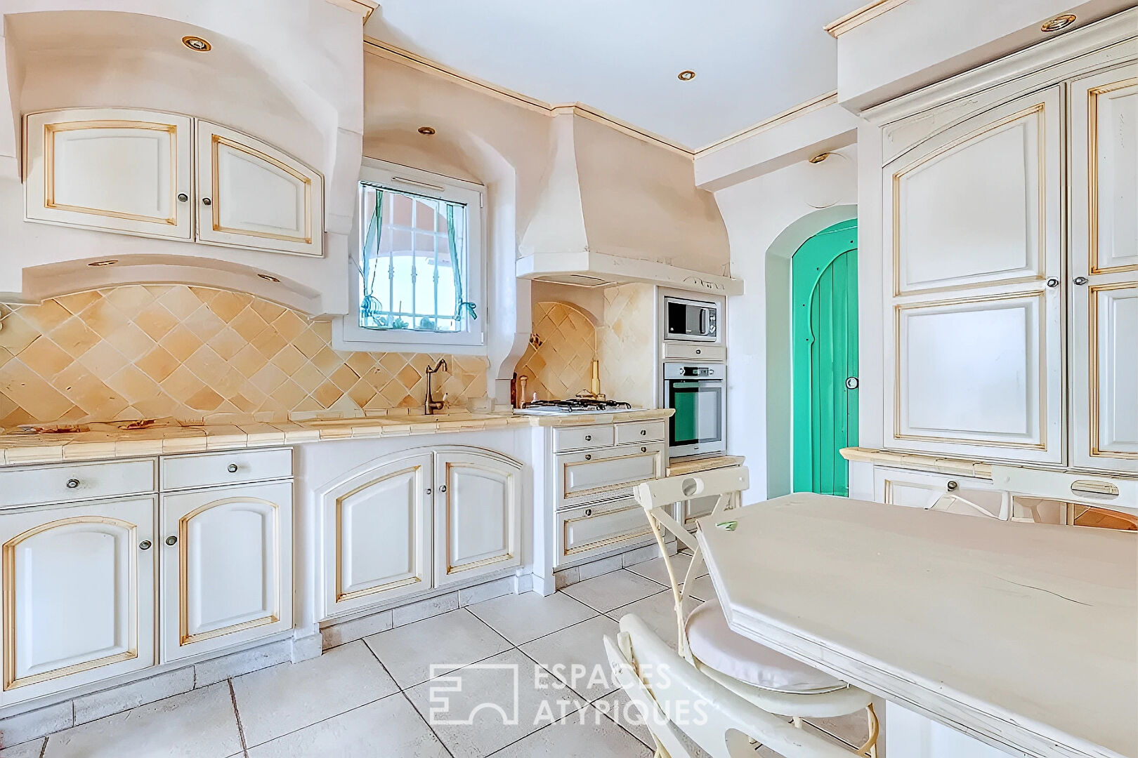 Villa régionale de plain-pied avec piscine