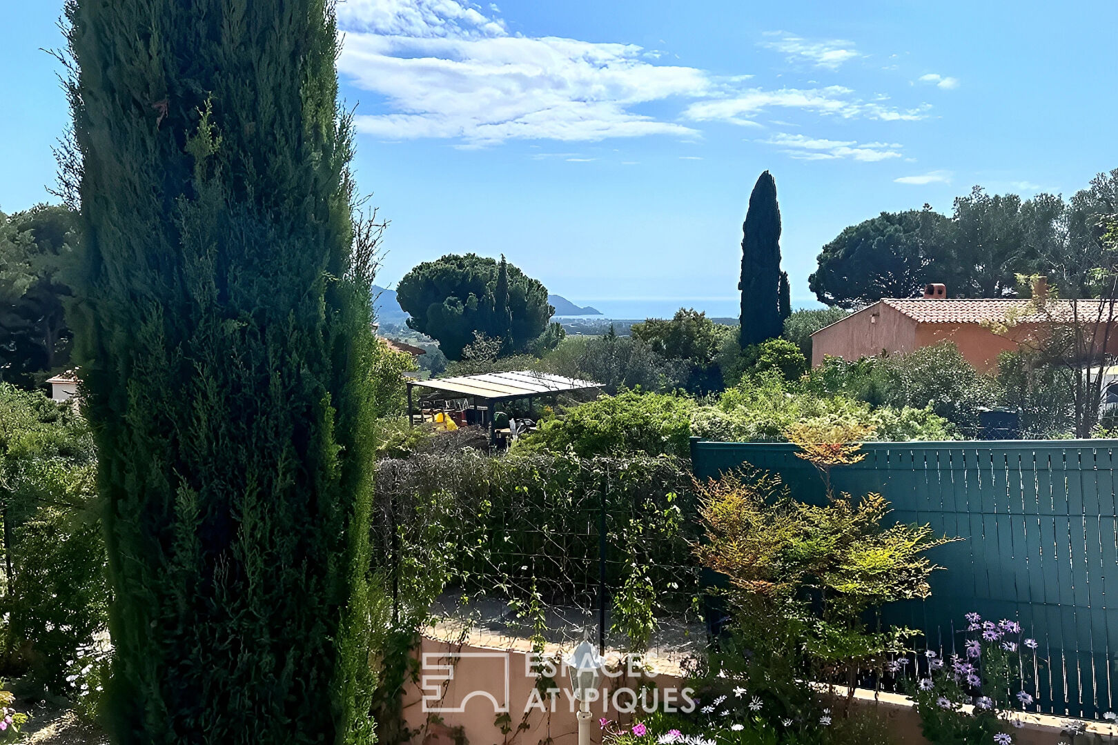 Villa régionale de plain-pied avec piscine