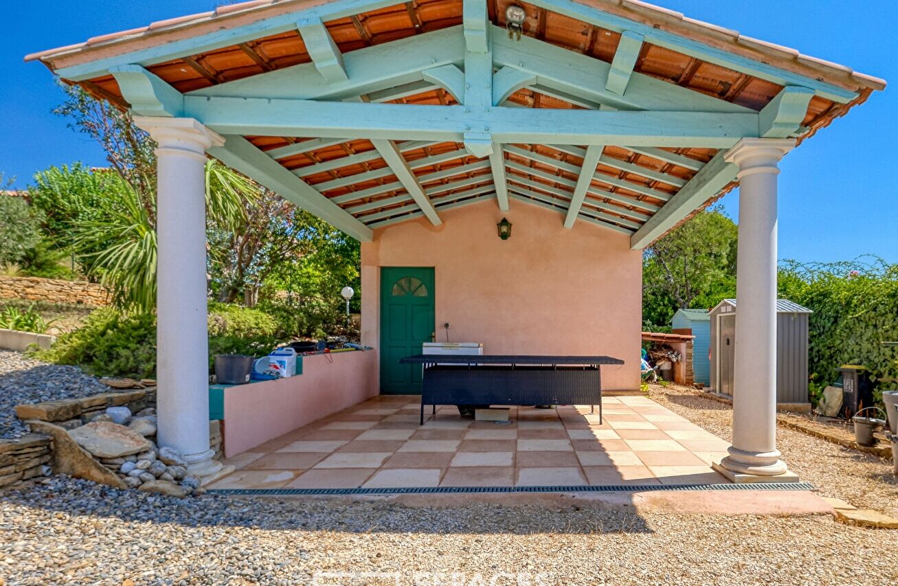 Villa provençale de plain-pied  avec vue mer et piscine