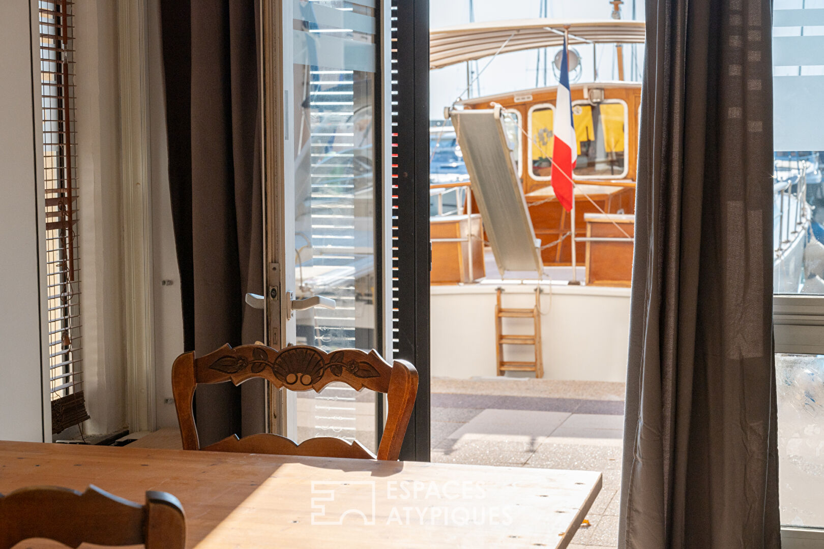 Espace commercial comme un bateau au Port