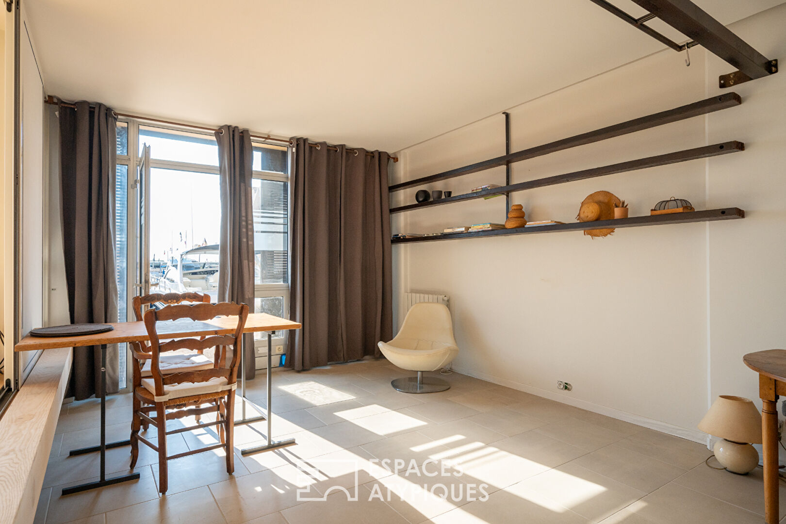 Espace commercial comme un bateau au Port