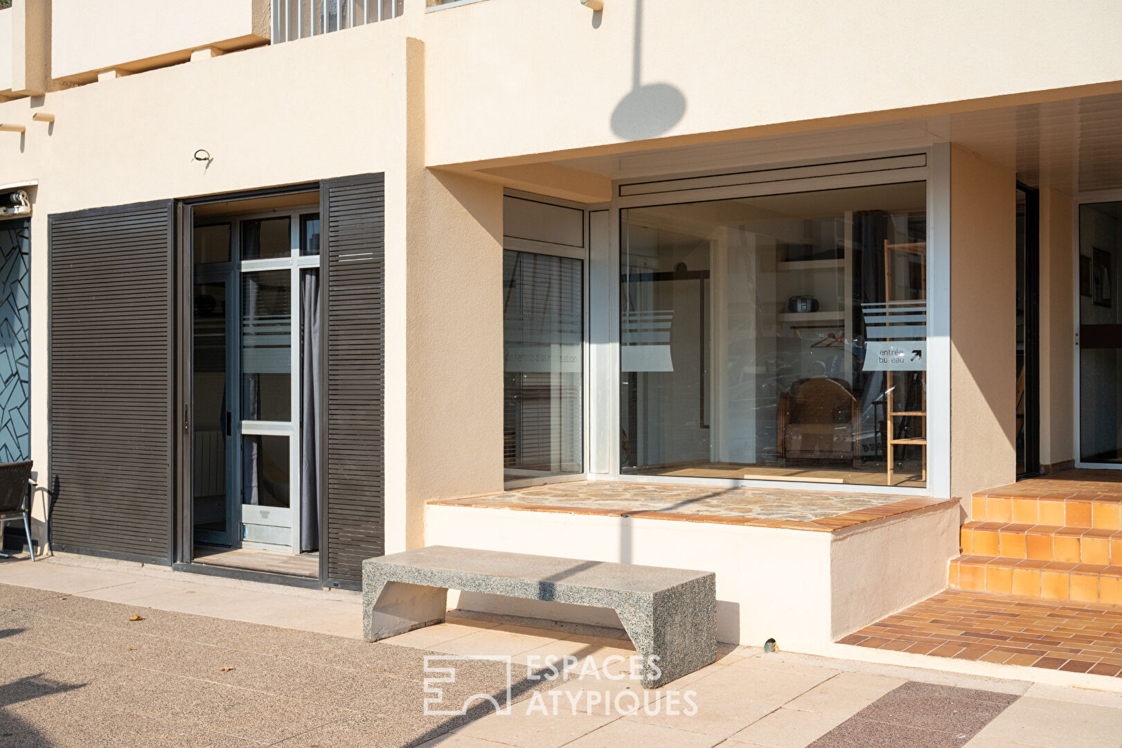 Espace commercial comme un bateau au Port