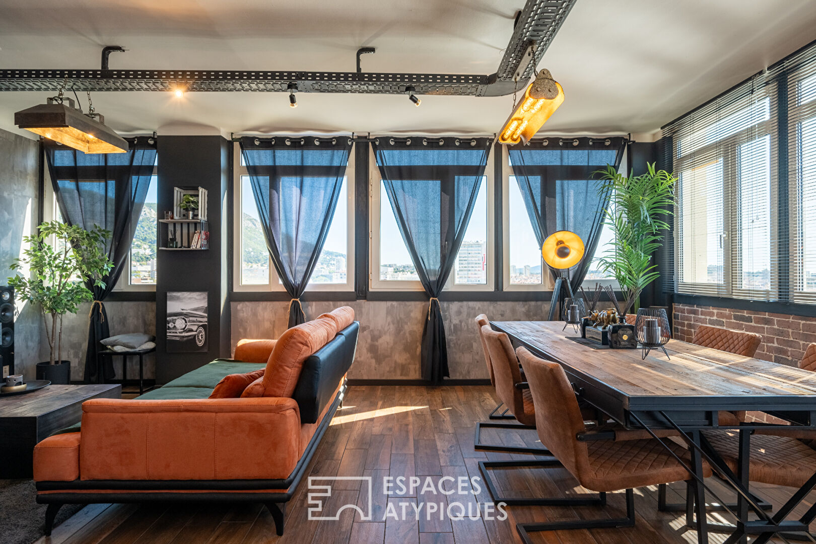 Loft industriel avec vue panoramique sur la rade de Toulon