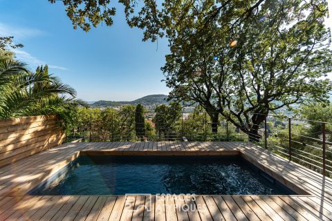 Villa with high-end services in a natural setting on the heights of Hyères