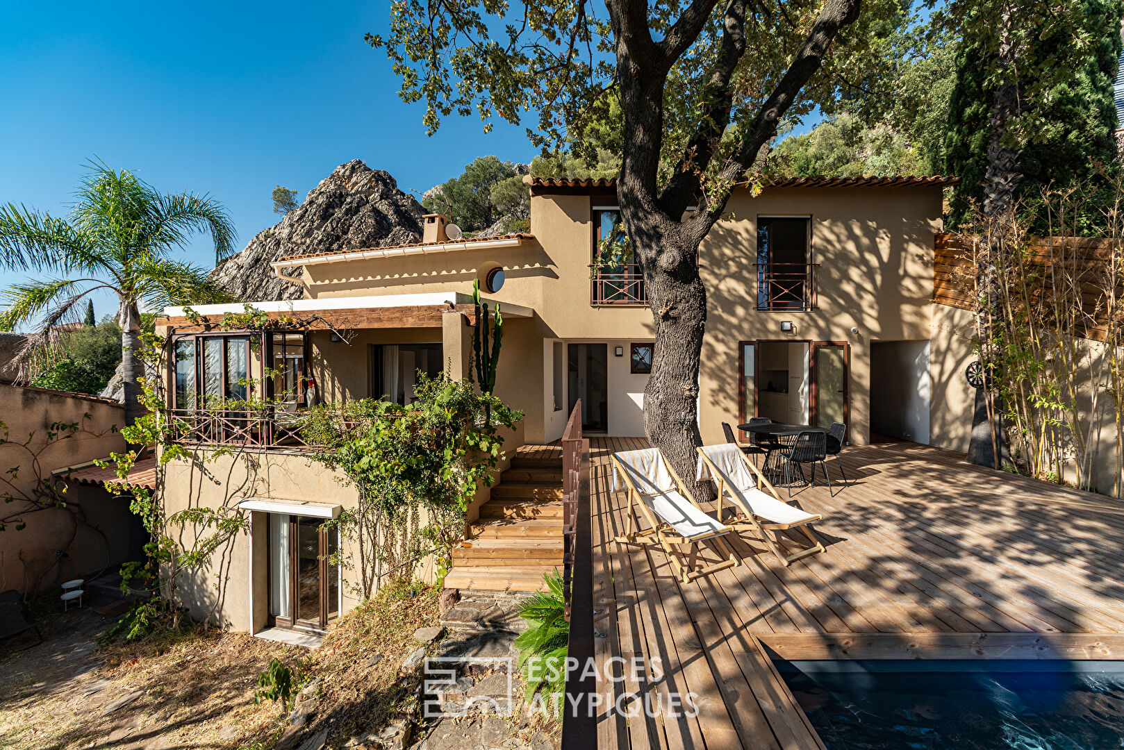 Villa with high-end services in a natural setting on the heights of Hyères