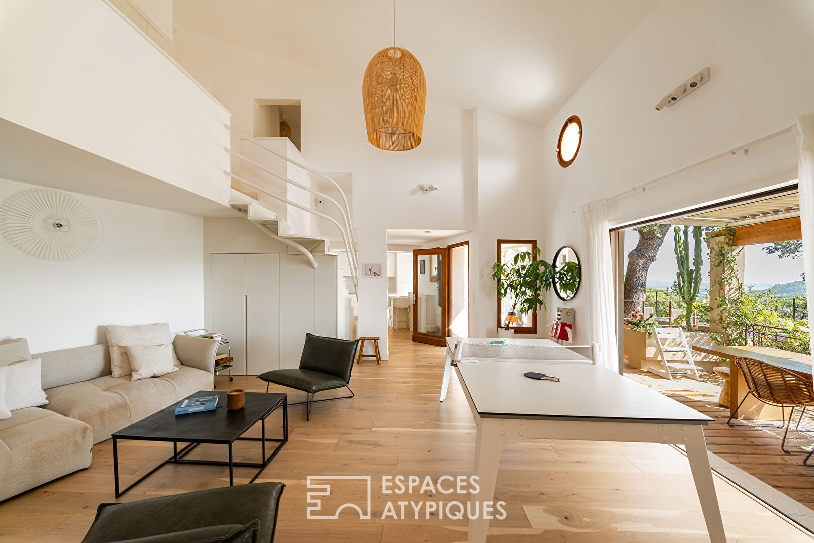 Villa with high-end services in a natural setting on the heights of Hyères