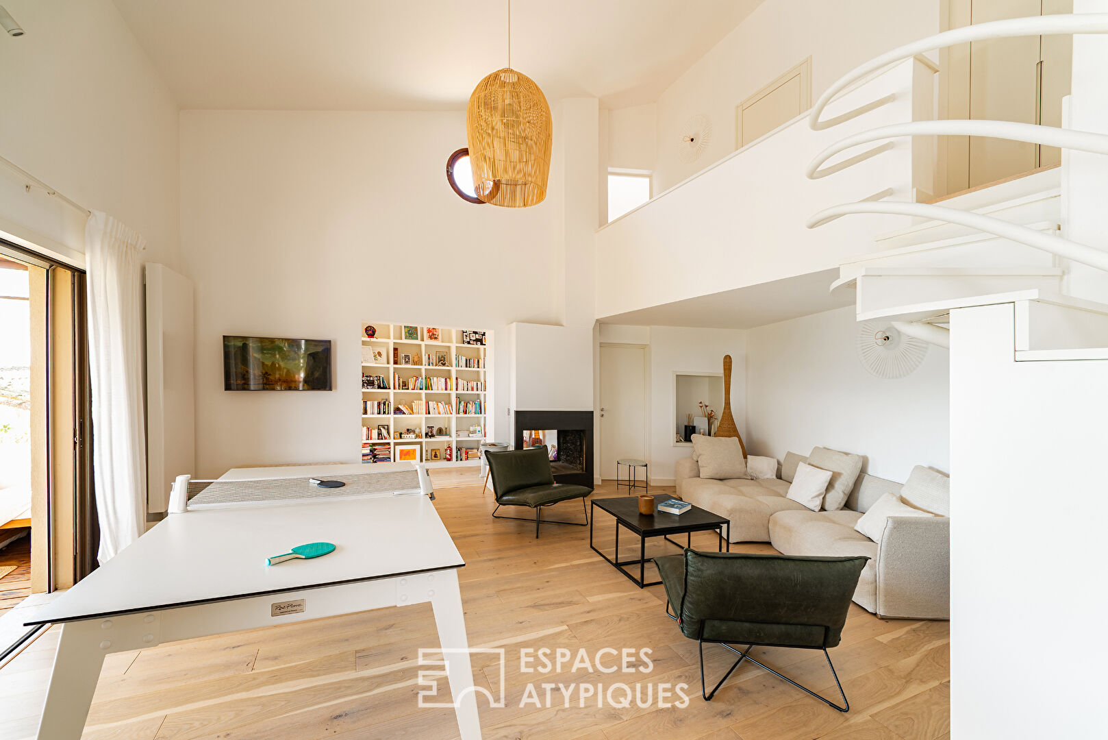 Villa with high-end services in a natural setting on the heights of Hyères