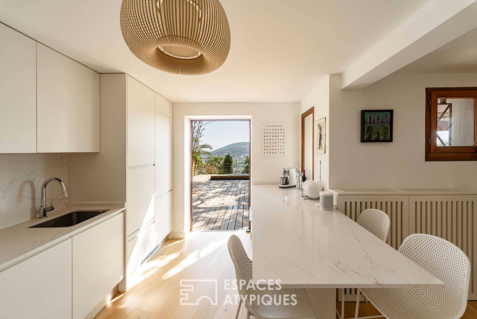 Villa with high-end services in a natural setting on the heights of Hyères