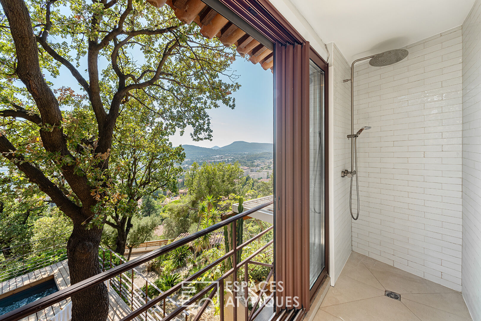 Villa with high-end services in a natural setting on the heights of Hyères