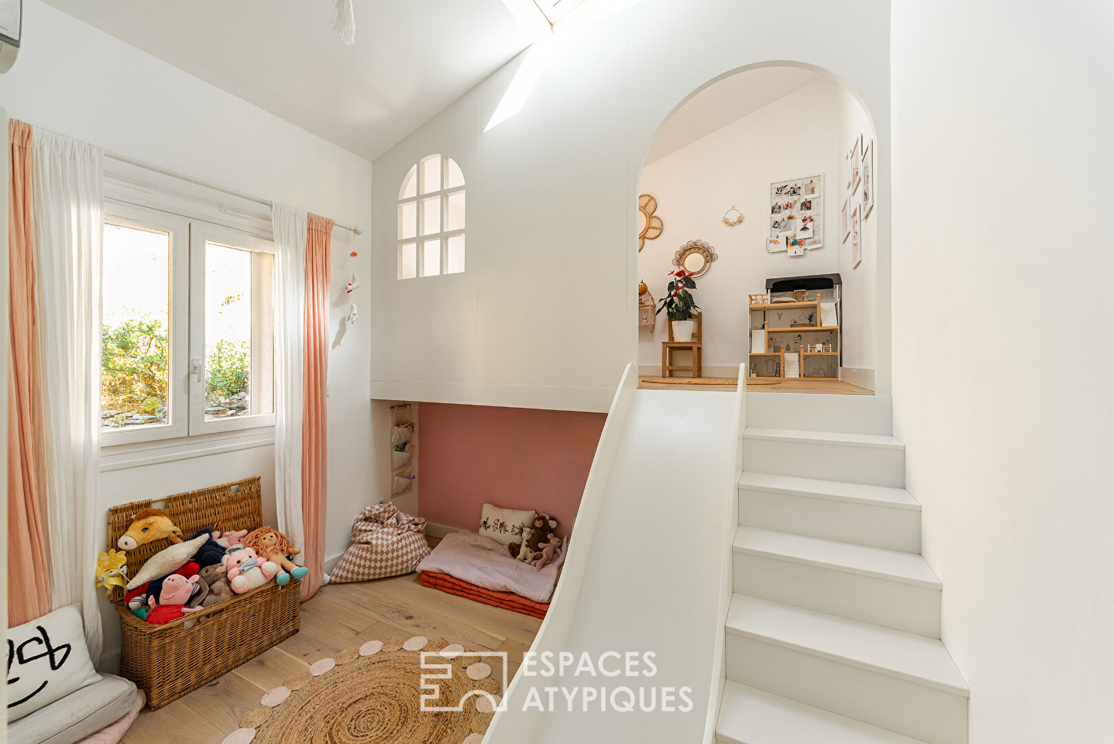 Villa with high-end services in a natural setting on the heights of Hyères