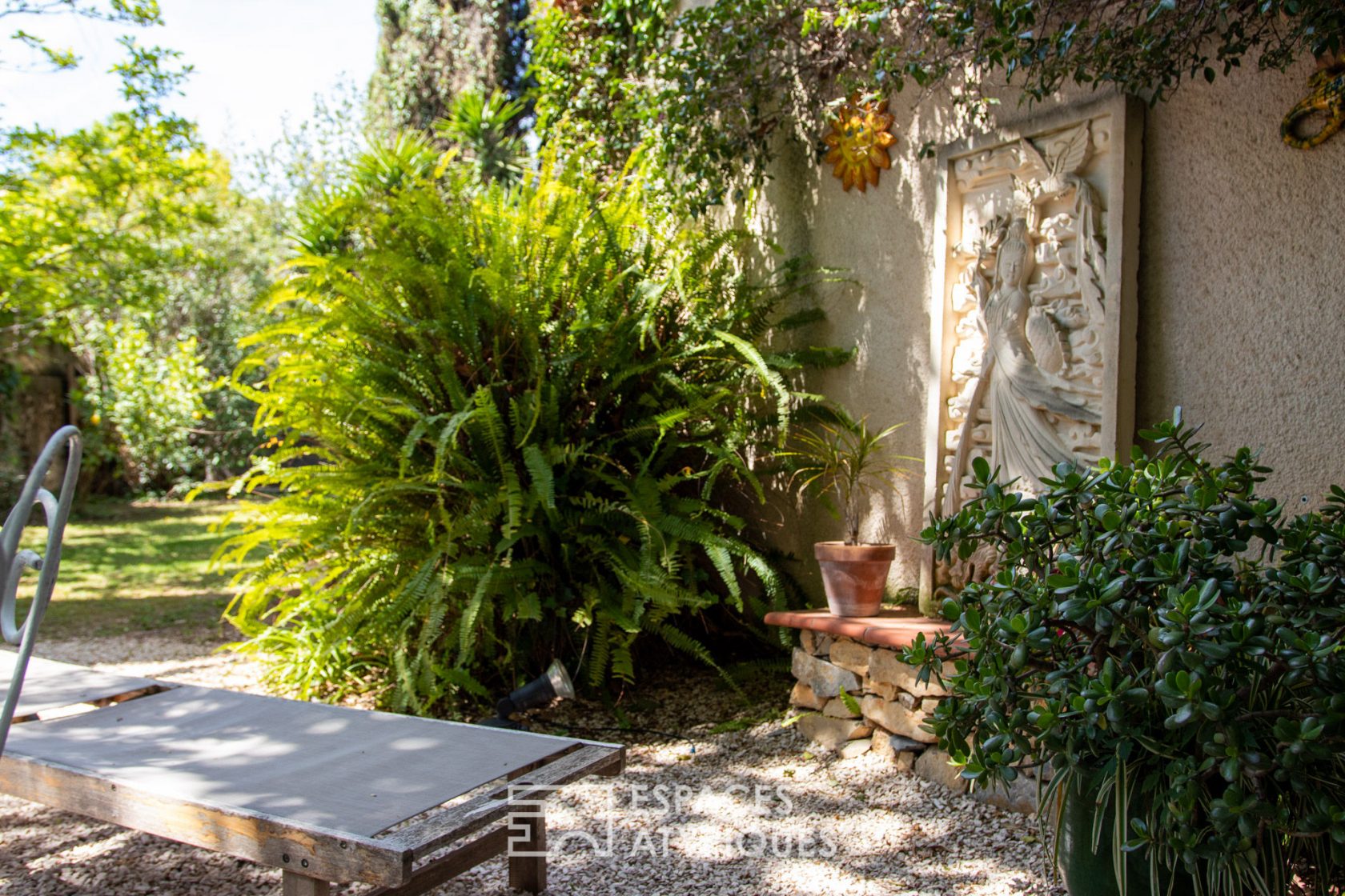 Maison atypique bâtie de pierre avec jardin